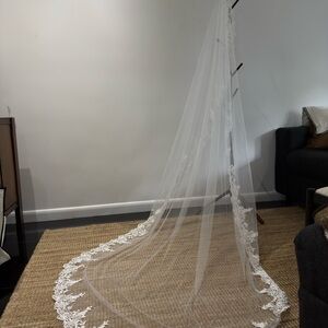 Elegant White Lace Bridal Veil